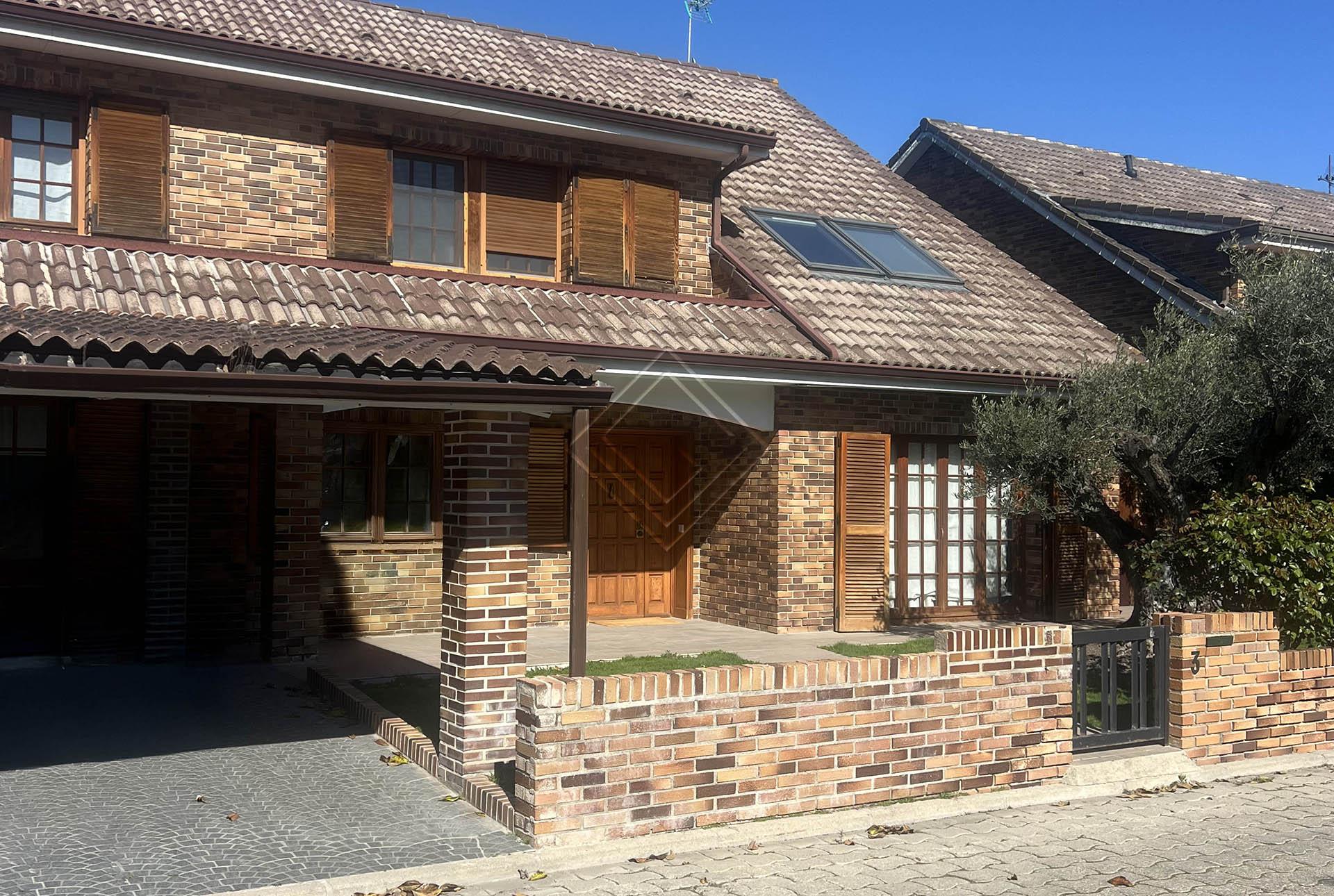 Casa reformada en urbanización Levitt Park  - Imagen 1