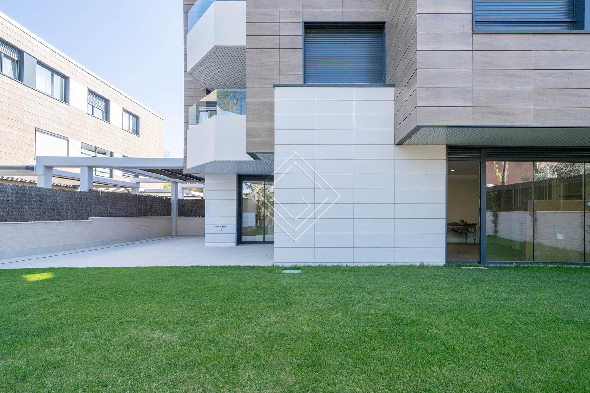 Magnifico bajo con Jardín en Puerta de Hierro  - Imagen 2