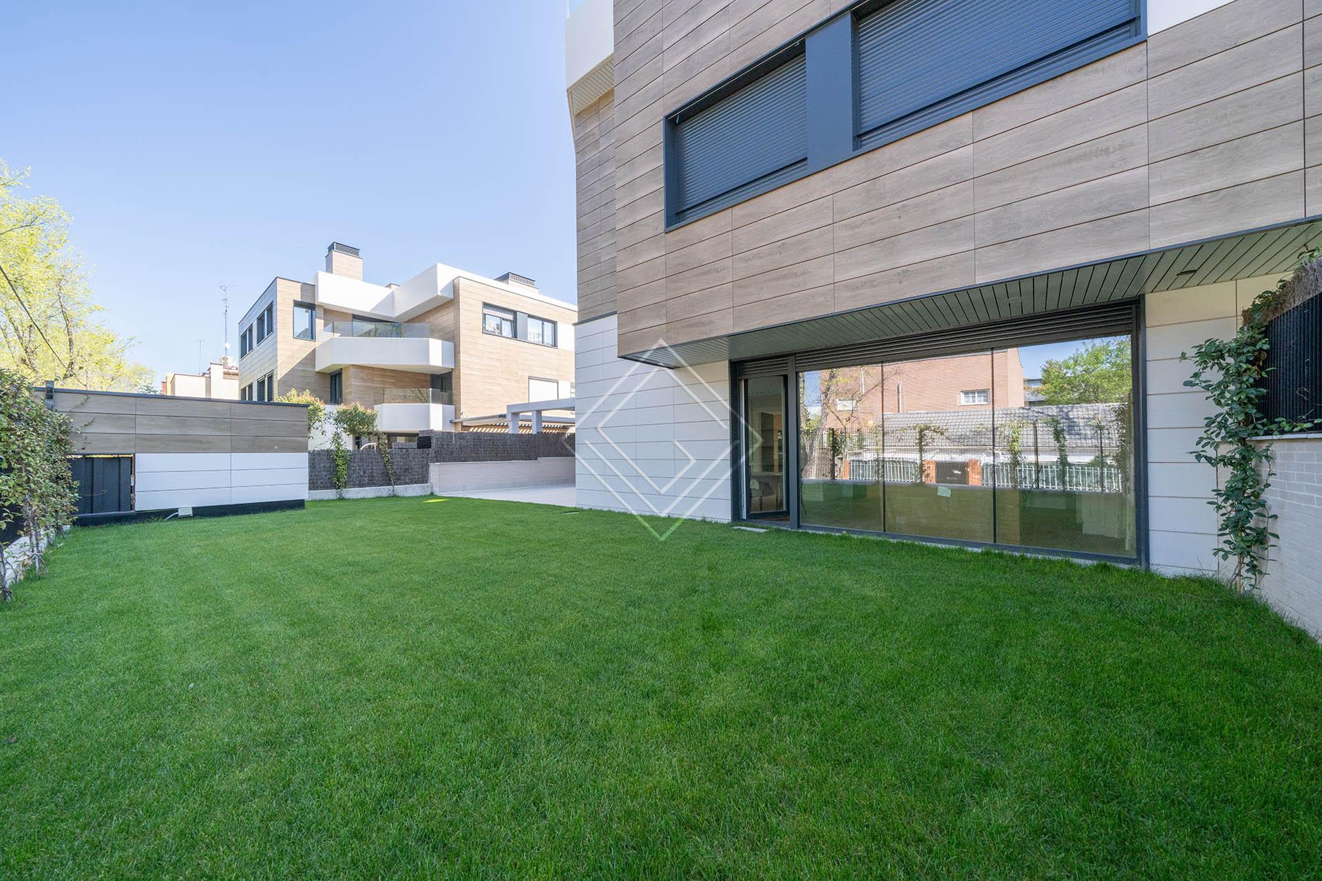 Magnifico bajo con Jardín en Puerta de Hierro  - Imagen 1