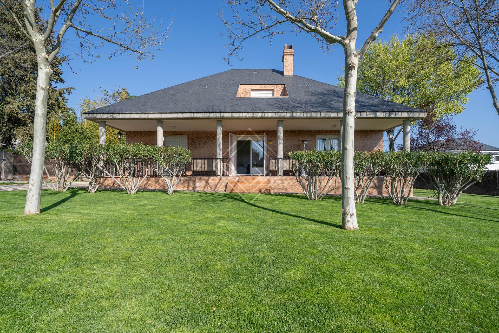 Amplia y luminosa propiedad en Camarines con múltiples posibilidades - Imagen 1