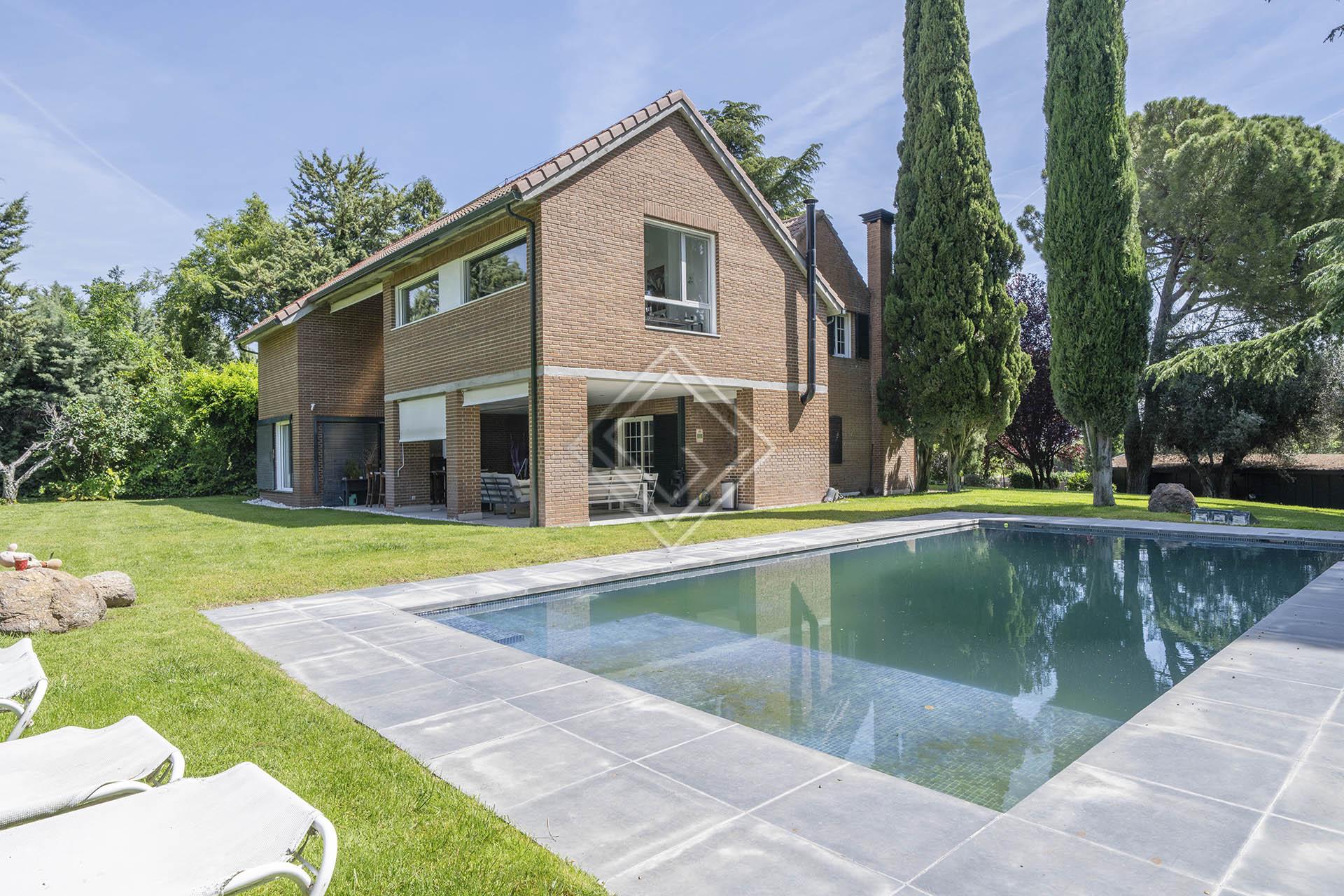 Amplia casa independiente en parcela de 2000 metros con piscina y pozo - Imagen 1