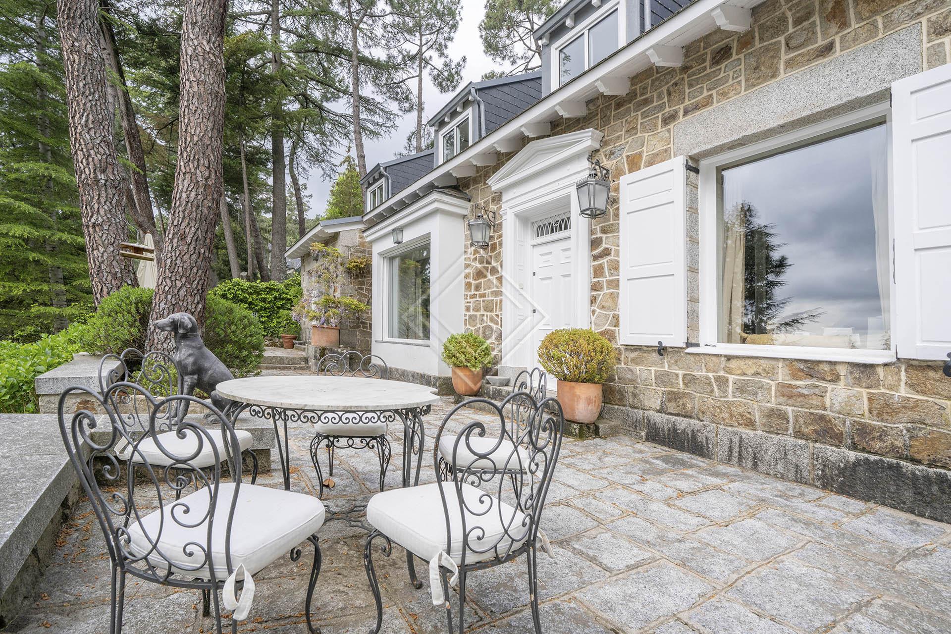 Fantástica casa con jardín en El Escorial - Imagen 1