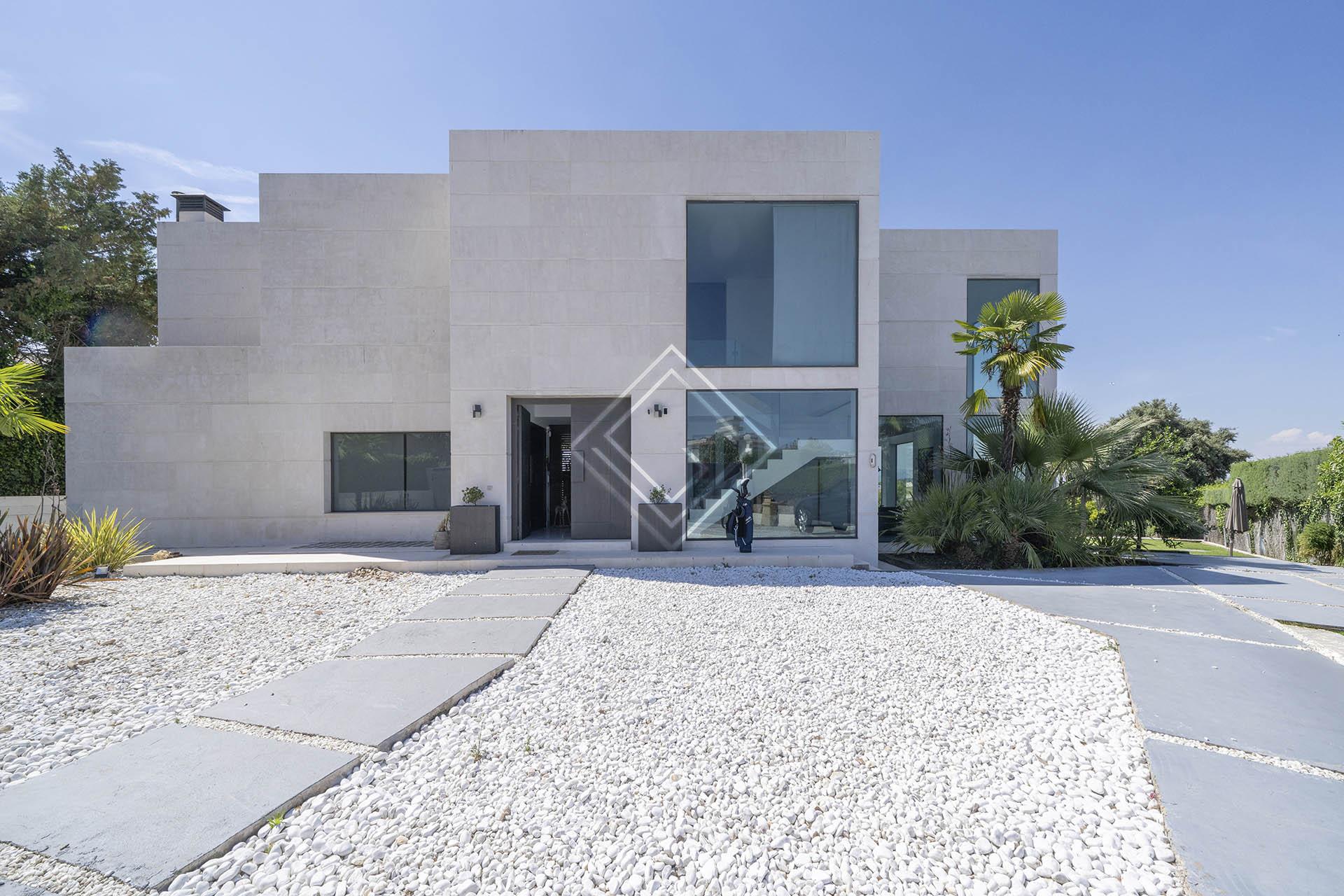 Casa moderna totalmente amueblada con espectaculares vistas a la Sierra de Madrid - Imagen 1