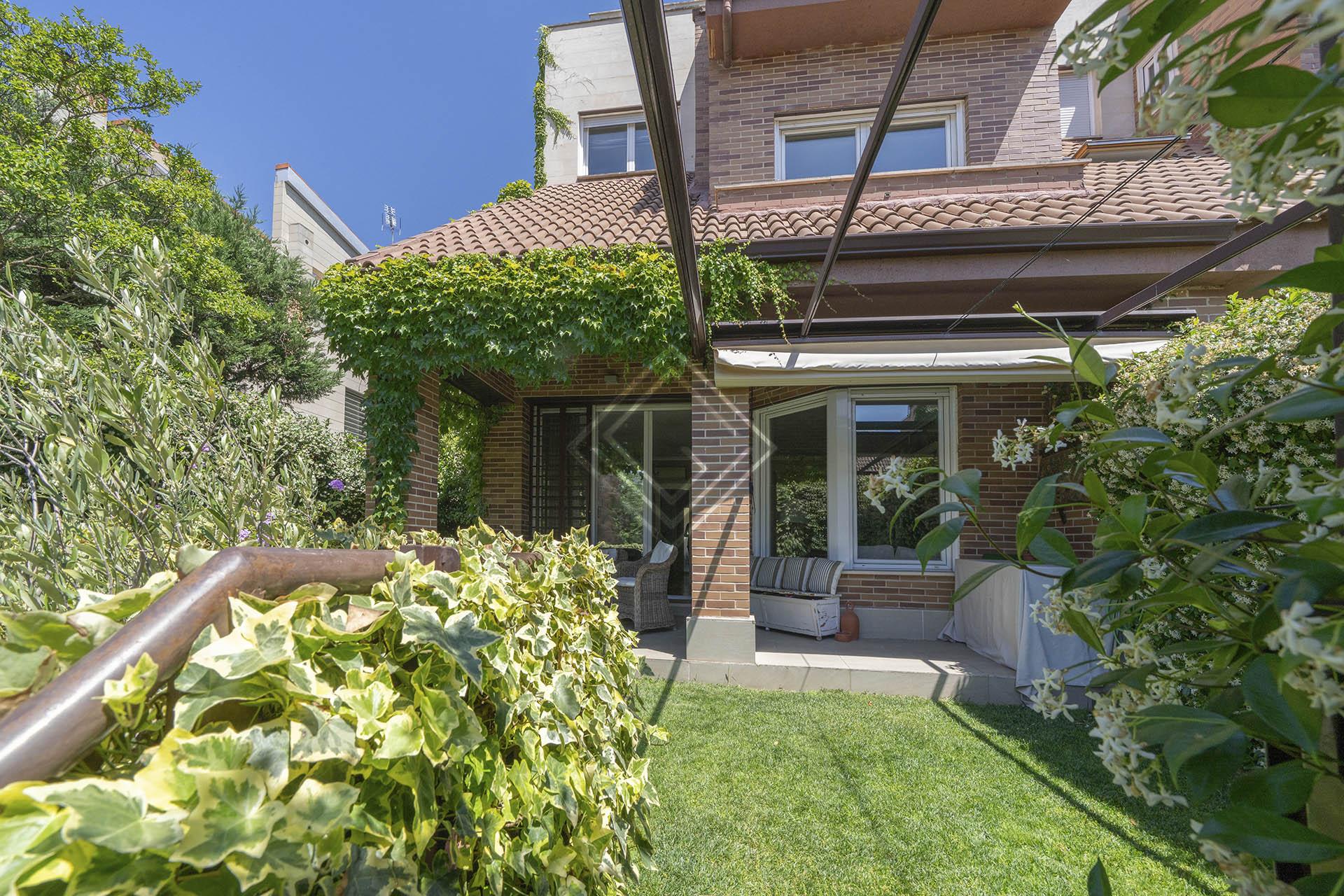 Venta de Magnífico Adosado de Esquina en Aravaca - Imagen 1