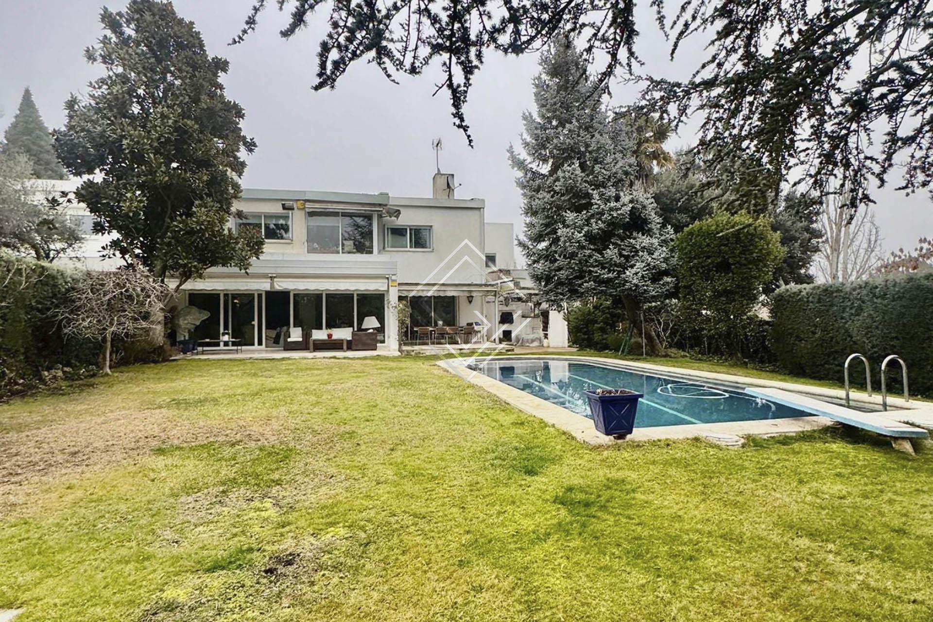 Pareado con piscina y orientación sur en urbanización privada - Imagen 1