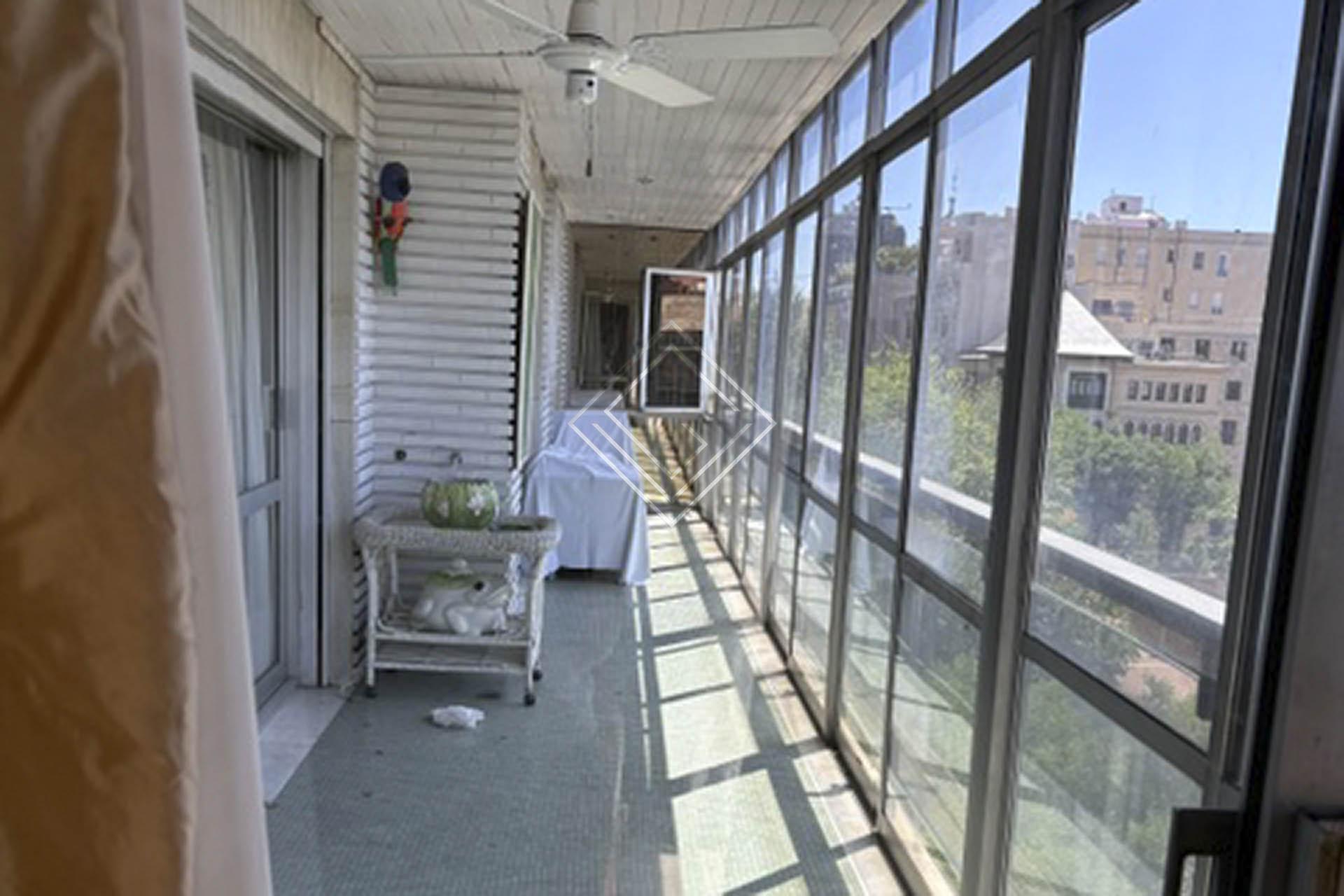 Luminoso piso para reformar con terraza en Almagro - Imagen 3