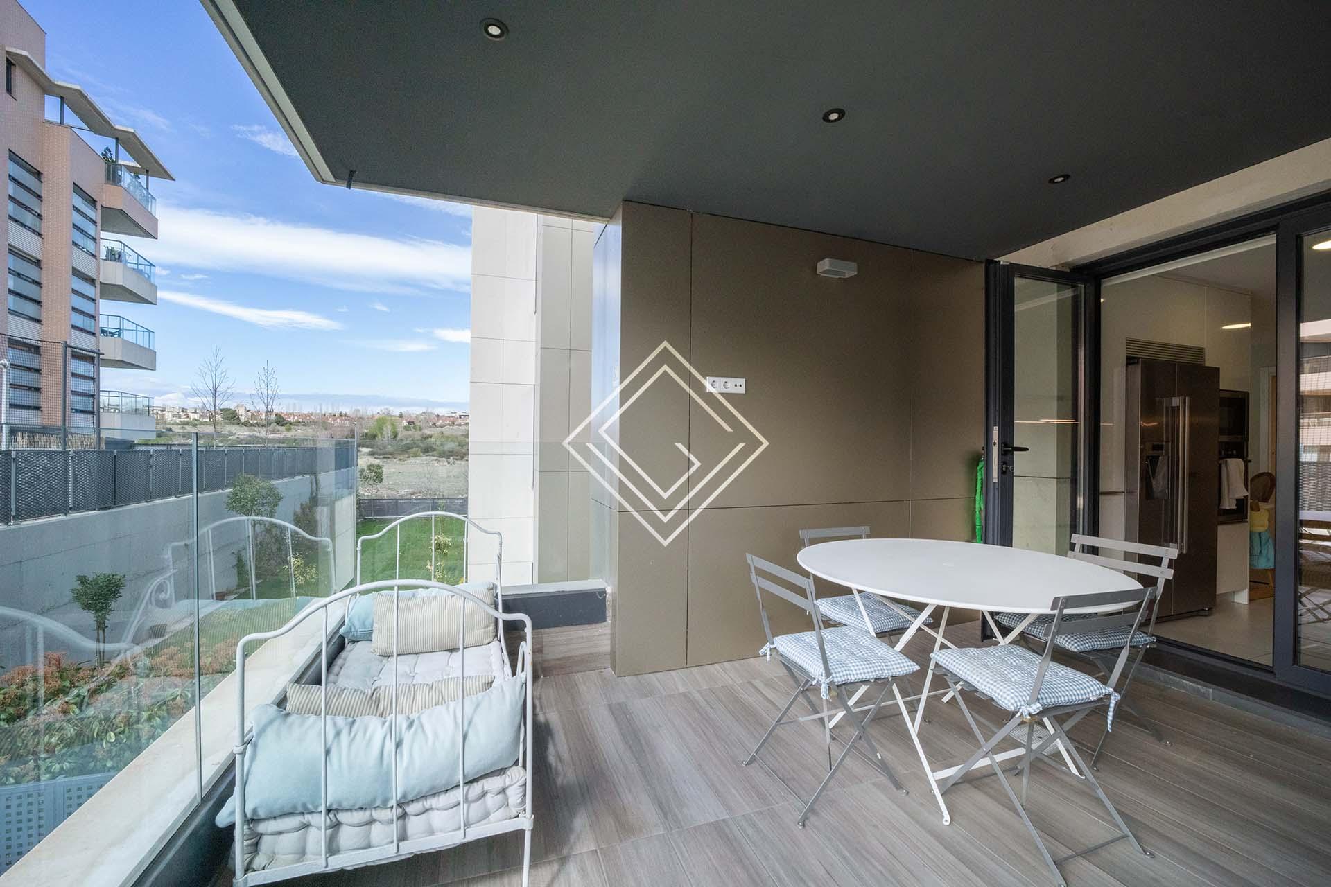 Amplio piso de reciente construcción próximo a los colegios de la zona - Imagen 1