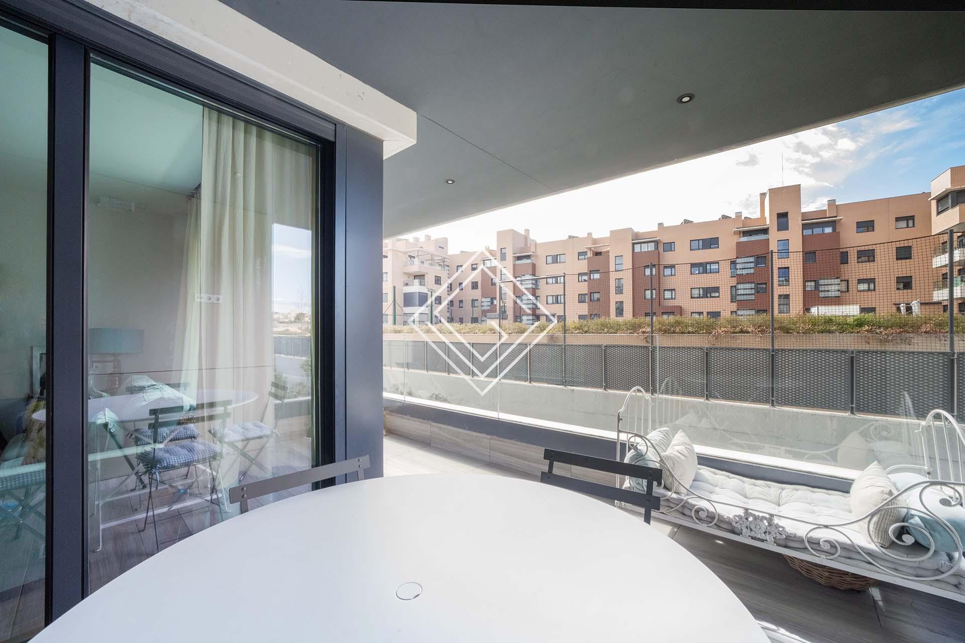 Amplio piso de reciente construcción próximo a los colegios de la zona - Imagen 3