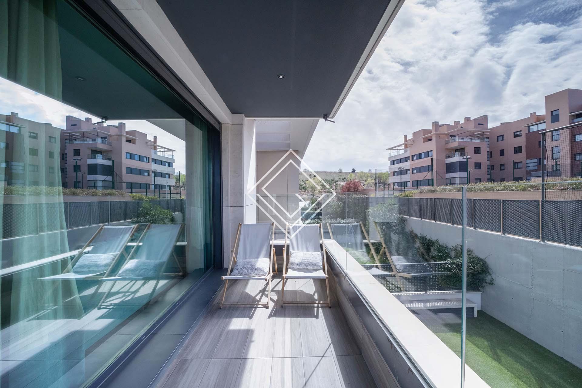 Amplio piso de reciente construcción próximo a los colegios de la zona - Imagen 2