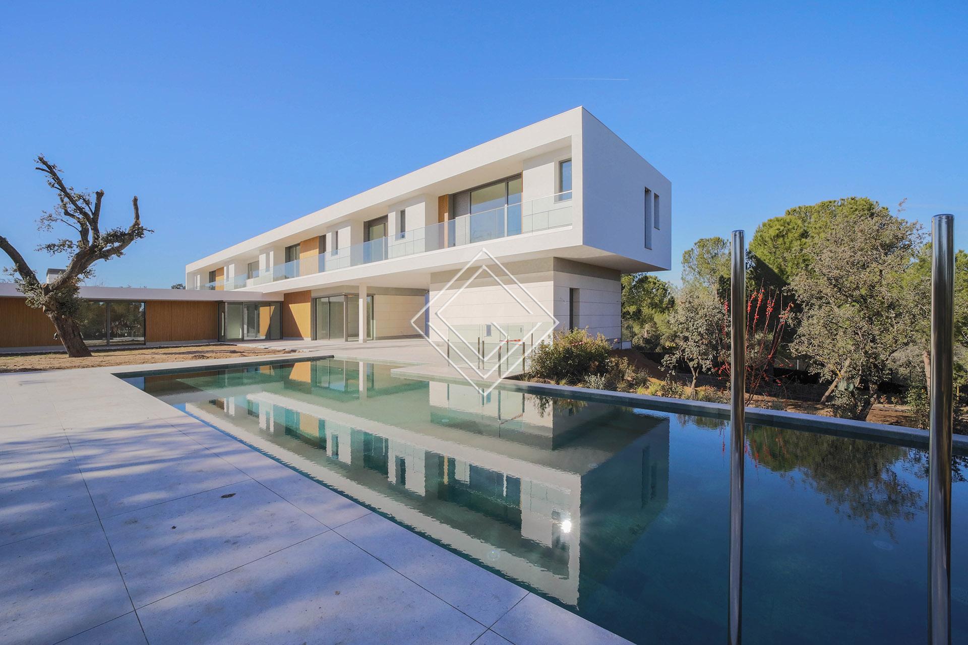 Vivienda moderna de obra nueva terminada en parcela de hectárea - Imagen 1