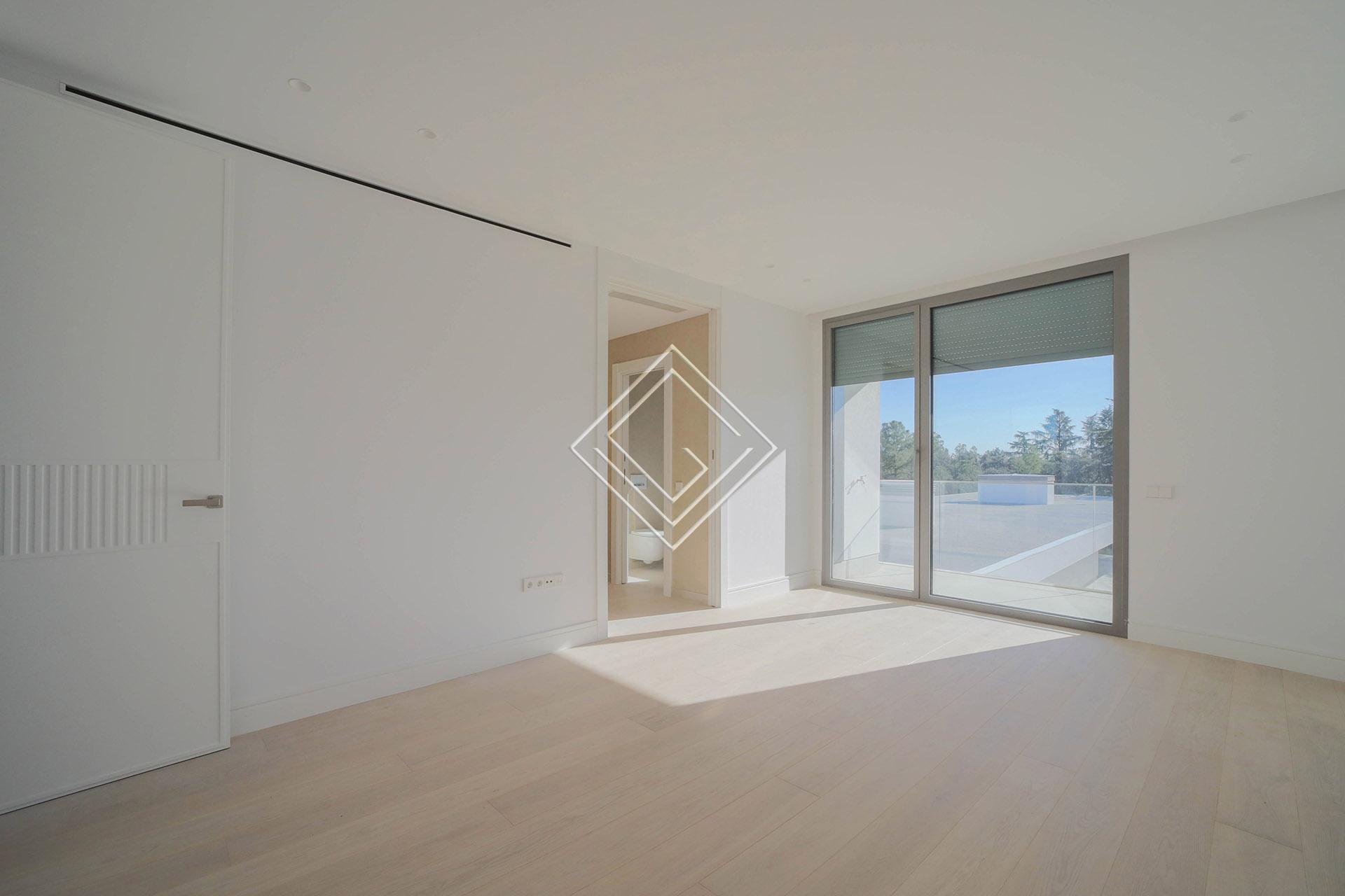 Vivienda moderna de obra nueva terminada en parcela de hectárea - Imagen 3