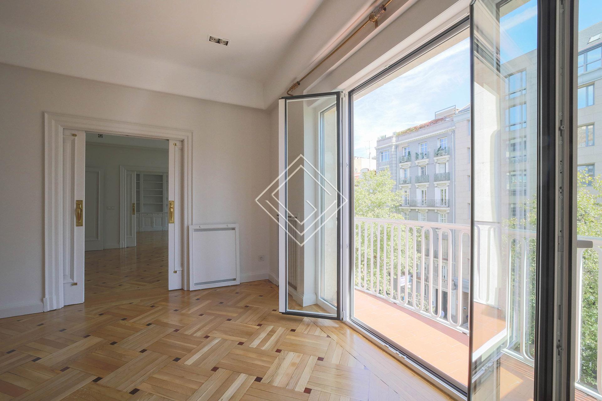 Amplio piso en alquiler en Barrio de Salamanca - Imagen 1