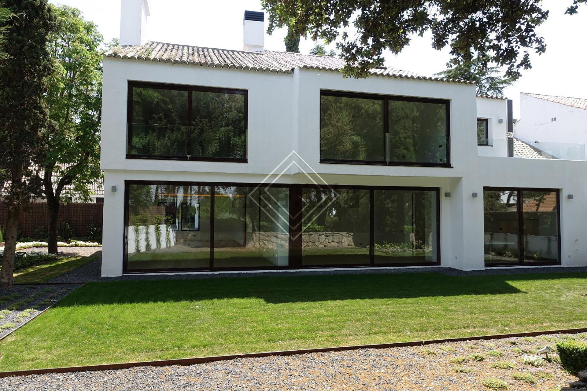 Vivienda a estrenar recién reformada en la Urbanización Intergolf - Imagen 1