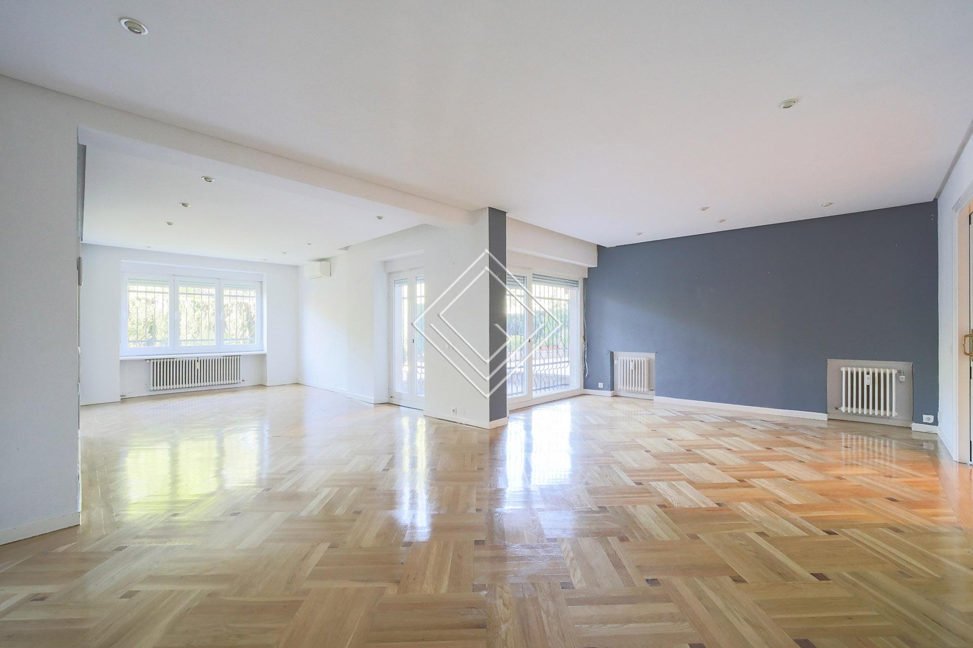 Amplio y luminoso bajo en El Viso - Imagen 1