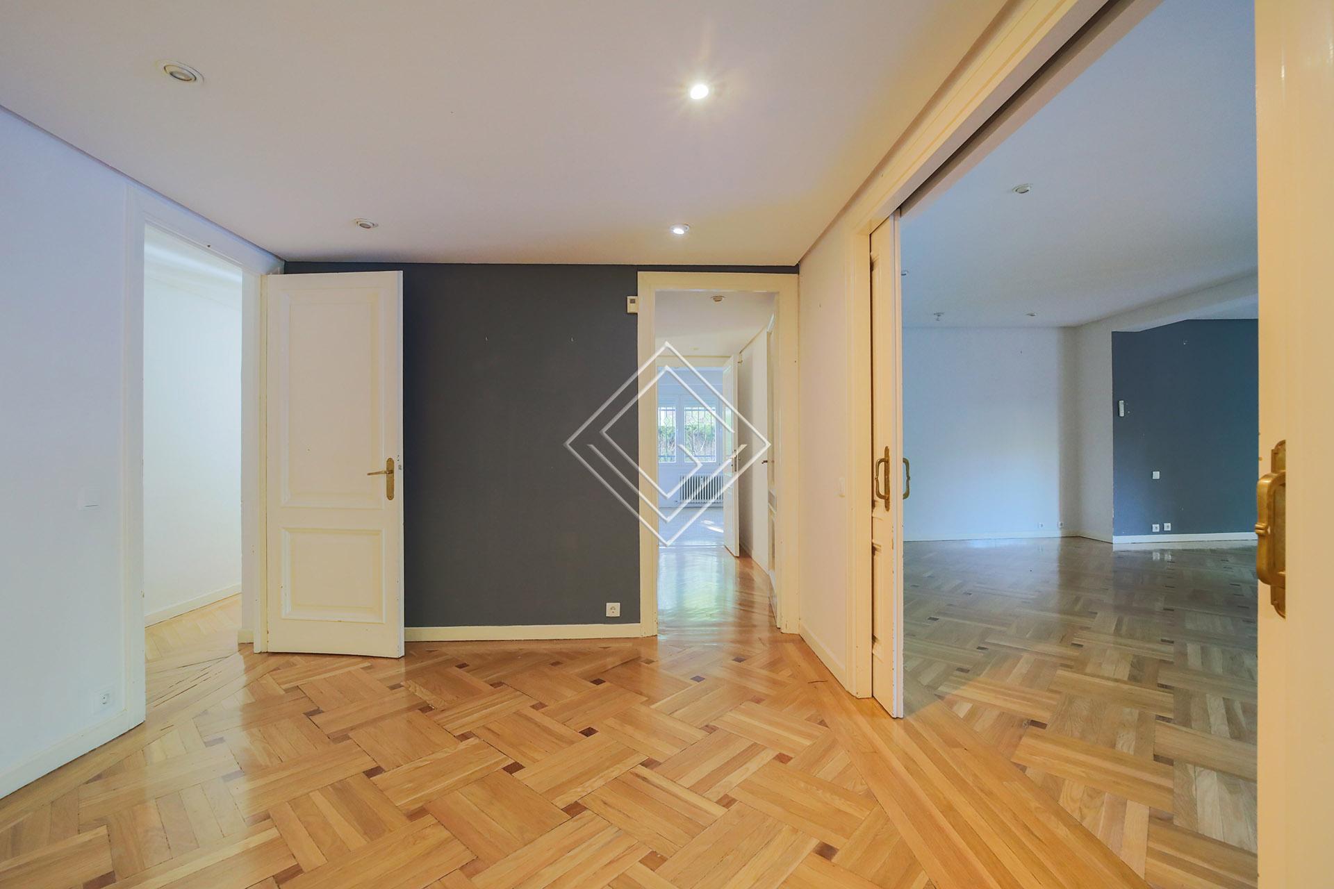 Amplio y luminoso bajo en El Viso - Imagen 2