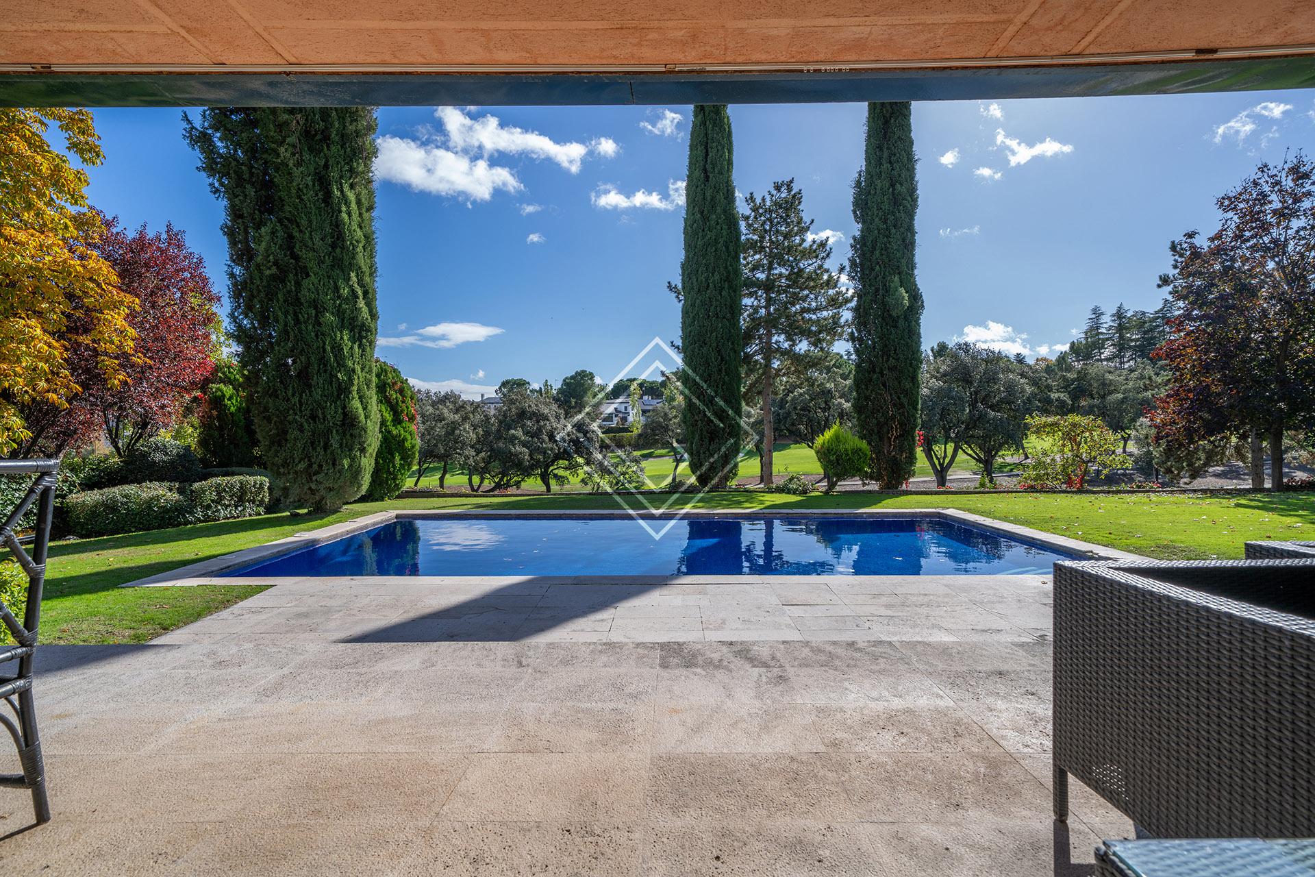 Casa en primera línea de Golf con piscina y pádel - Imagen 1